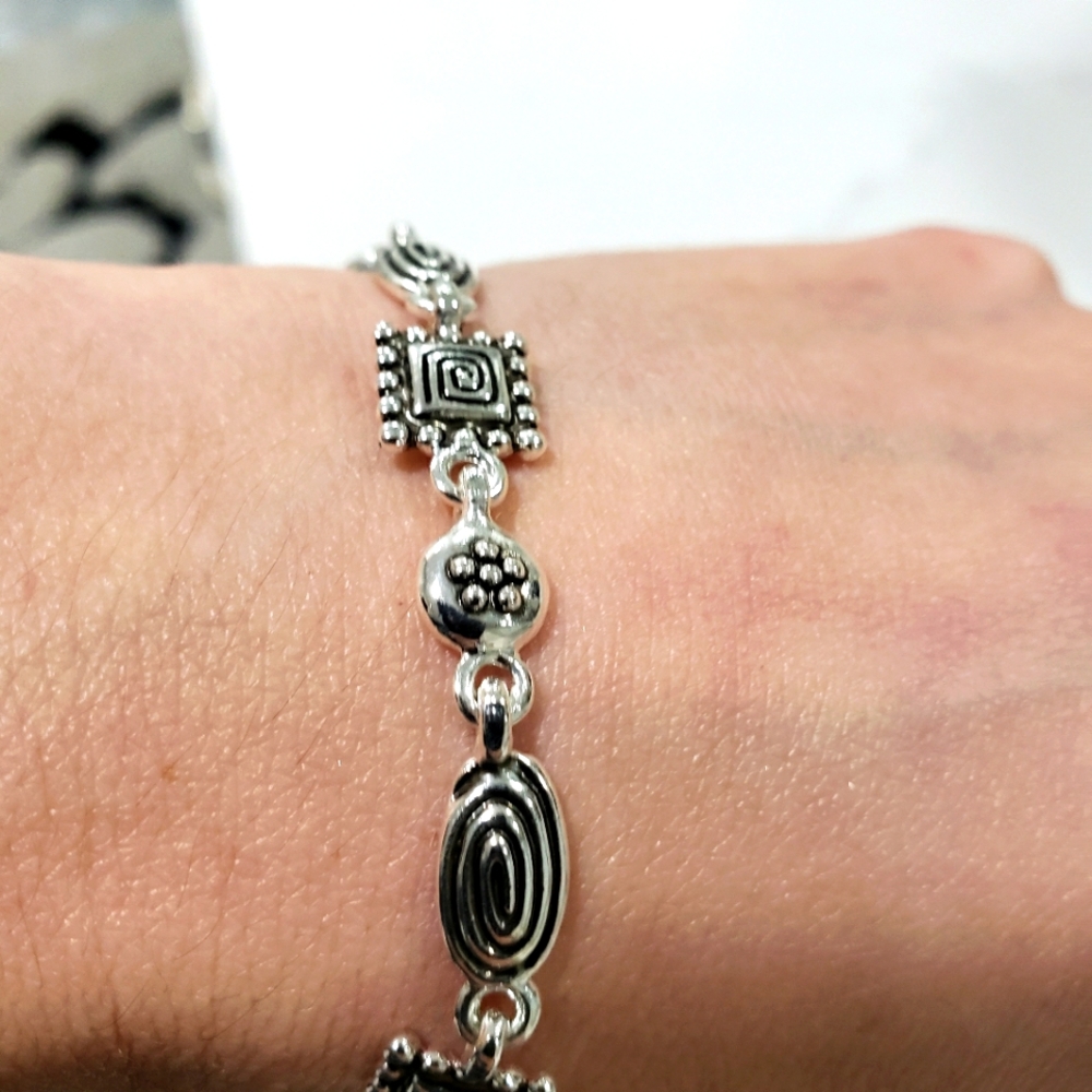 A beautiful shining bracelet in Silver color, looks great on.